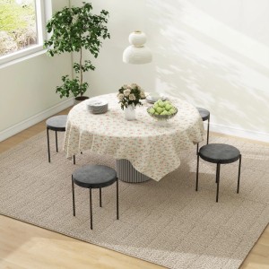 Vier HOMCOM Metallhocker mit runden, dunkelgrauen Samtsitzen um einen Esstisch. Praktisches 4er-Set für Esszimmer.