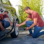 Mann pumpt Autoreifen mit Bosch Akku-Druckluftpumpe EasyPump auf.
