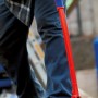 Knipex Bolzenschneider 610 mm im Einsatz: Schneiden von Baustahl mit der Zange. Ergonomische Mehrkomponenten-Hüllen.