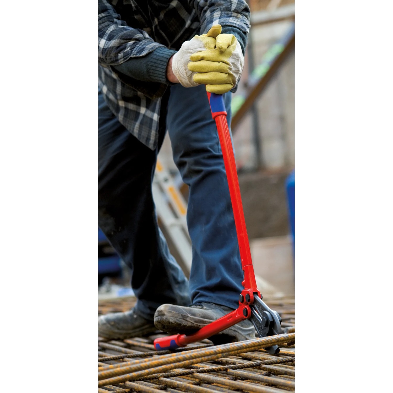 Knipex Bolzenschneider 610 mm im Einsatz: Schneiden von Baustahl mit der Zange. Ergonomische Mehrkomponenten-Hüllen.
