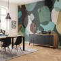 Komar Vliestapete Form Symbiotic Grün (400x250cm) im Wohnraum mit Esstisch und Sideboard.