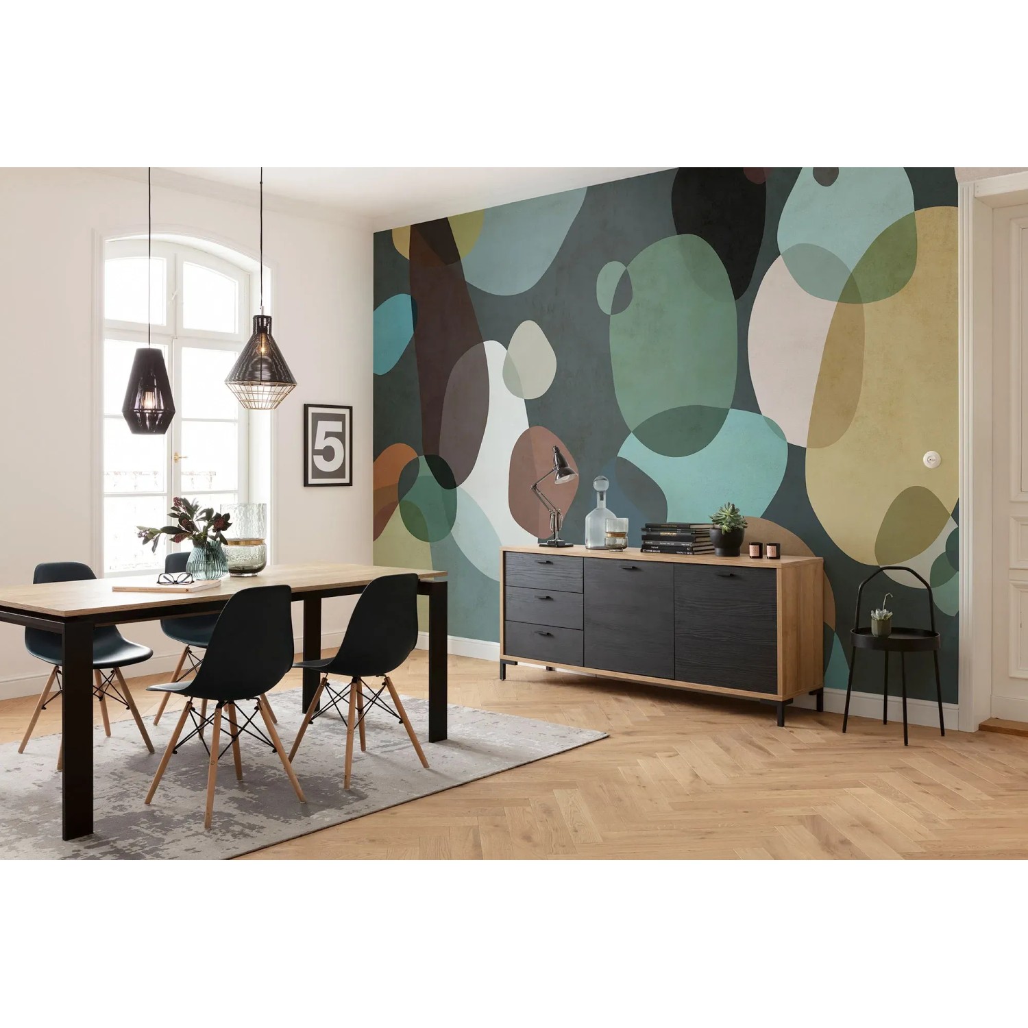 Komar Vliestapete Form Symbiotic Grün (400x250cm) im Wohnraum mit Esstisch und Sideboard.