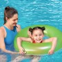 Kind mit grünem Bestway Schwimmring im Pool, betreut von Erwachsenem.