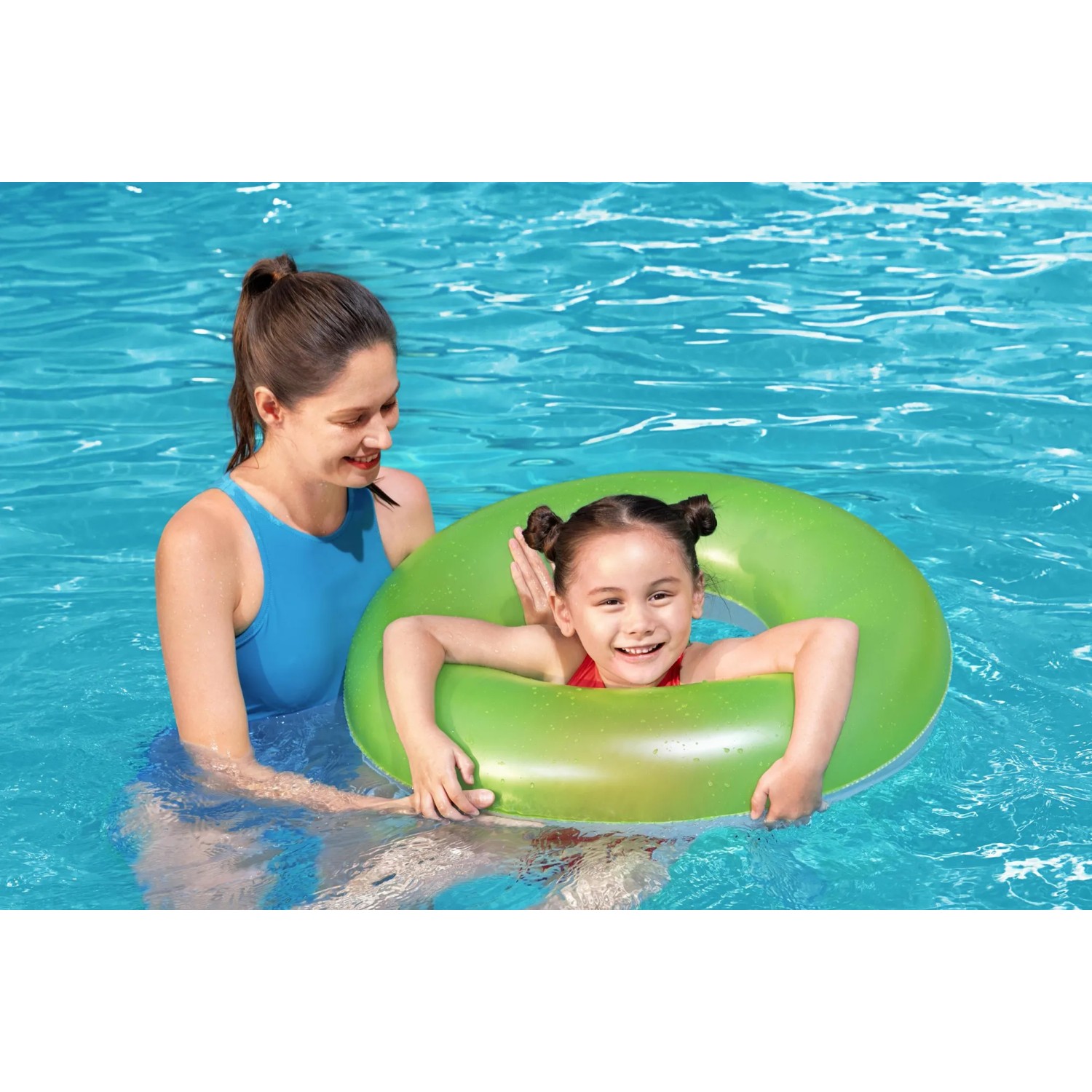Kind mit grünem Bestway Schwimmring im Pool, betreut von Erwachsenem.