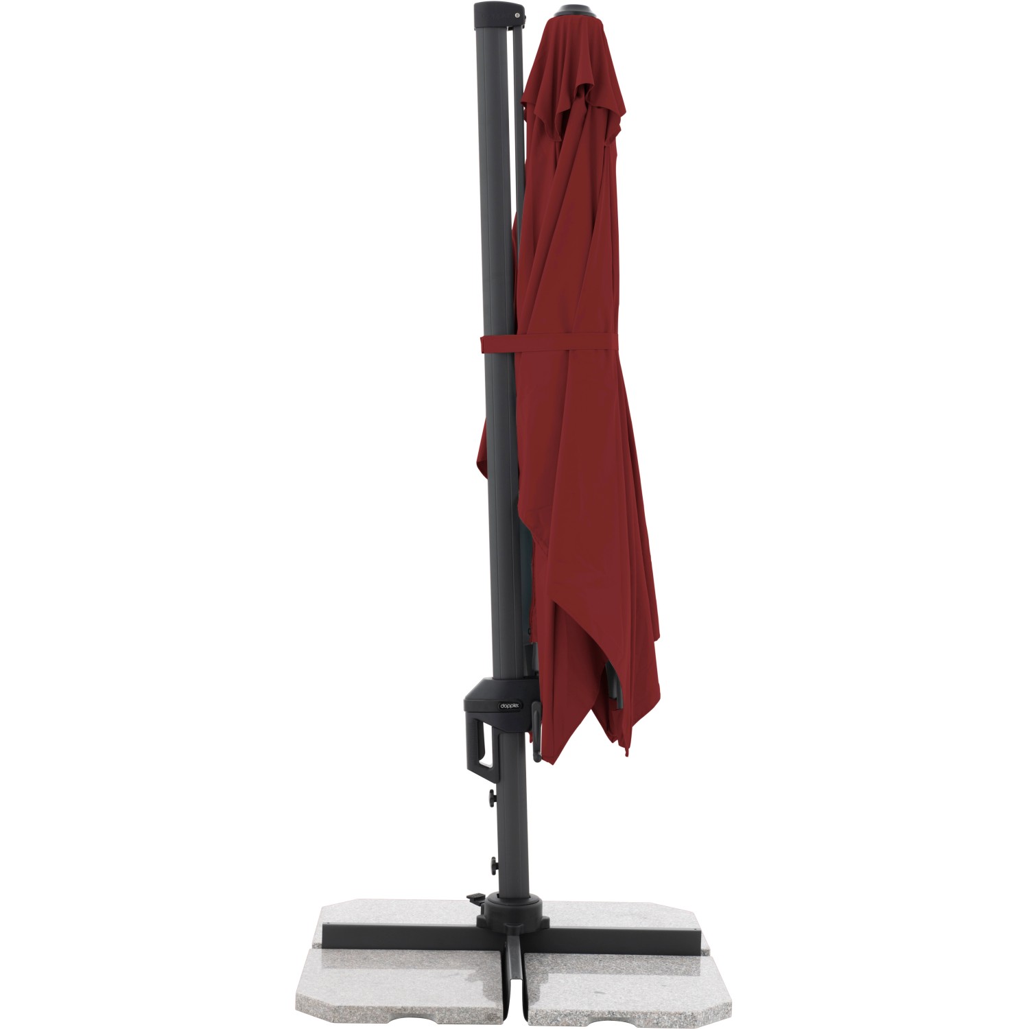 Geschlossener, bordeauxroter Ampelschirm 310x210 cm mit Kurbelmechanik und grauem Ständer.