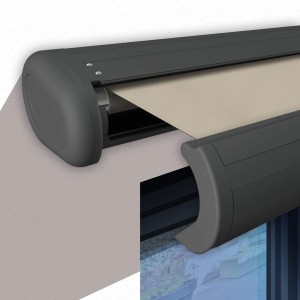 Elektrische Kassettenmarkise in Basaltgrau mit kieselfarbenem Tuch, teilweise ausgefahren.