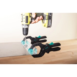 Anwendung der wolfcraft Ratschenzwinge FZR 40 beim Bohren in ein Werkstück.