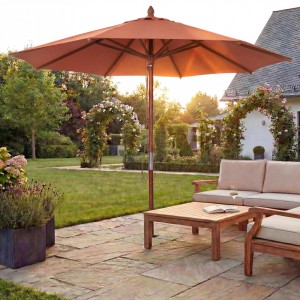Runder Terrakotta Holz-Sonnenschirm (Ø3m) mit Seilzug auf Terrasse. Perfekt für Garten & Gastronomie.