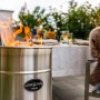 Feuerhand Pyron Feuertonne aus Edelstahl, 25 l, mit brennendem Feuer. Grillutensil für Garten und Terrasse.