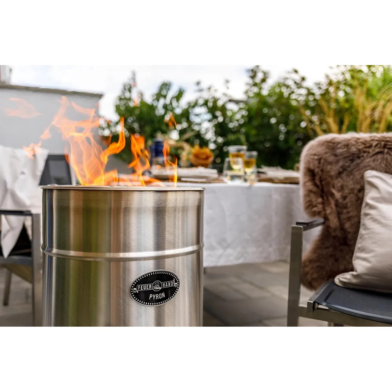 Feuerhand Pyron Feuertonne aus Edelstahl, 25 l, mit brennendem Feuer. Grillutensil für Garten und Terrasse.