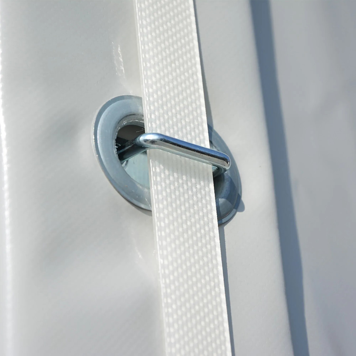 Detailaufnahme: Öse und Spanngurt der Stema Anhänger Hochplane.