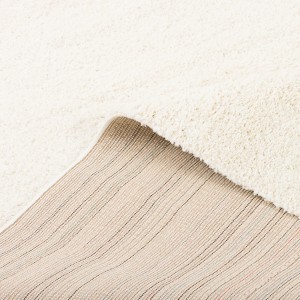 Weißer Pergamon Hochflor Teppich Aloha, 60x110cm, Detailansicht der Rückseite.