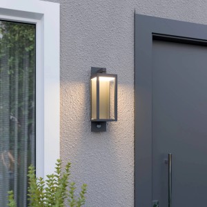 Moderne Lucande LED Außenwandleuchte Ferdinand mit Bewegungsmelder in Alu. Spritzwassergeschützt.