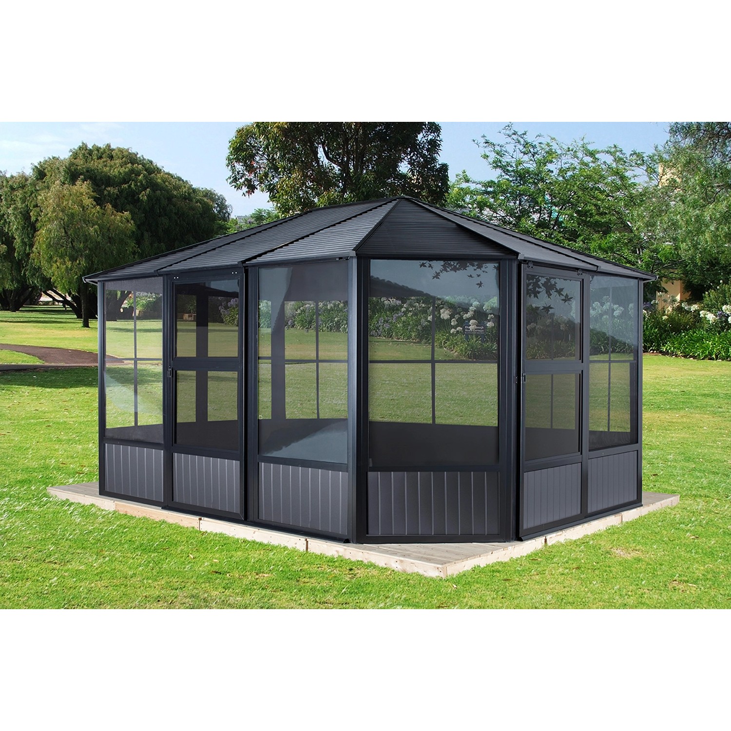 Sojag Pavillon Charleston 384x489 cm mit Stahl-Dach und Moskitonetzen im Garten.