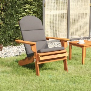 Adirondack Gartenstuhl aus Akazienholz mit grauen Kissen für bequemes Sitzen im Garten.