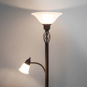 Rustikale, braune Lucande Stehlampe Dunja mit zwei Leuchten und Alabasterglas für Wohnzimmer.