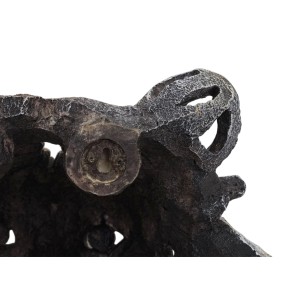 Detailansicht der Rückseite des Deko-Schädels Tigerkopf (35cm) mit Wandhalterung.