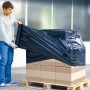 Schwarze LUX Stretchfolie (120 m x 0,5 m) zum Verpacken von Kartons auf einer Palette.