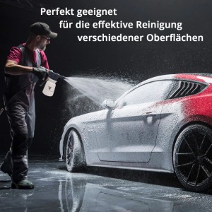 Person sprüht dichten Schaum mit STAHLWERK Autowasch-Schaumspritzpistole auf ein Auto. Effektive Autoreinigung.