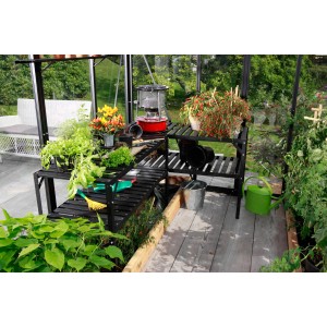 Schwarzer Alutisch (121 cm) mit 2 Ablagen im Gewächshaus, bepflanzt mit Blumen und Kräutern.