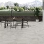 United Tile Bodenfliese Rhin, Feinsteinzeug, Blanco, matt, 60x60 cm, verlegt auf einer Terrasse mit Gartenmöbeln.