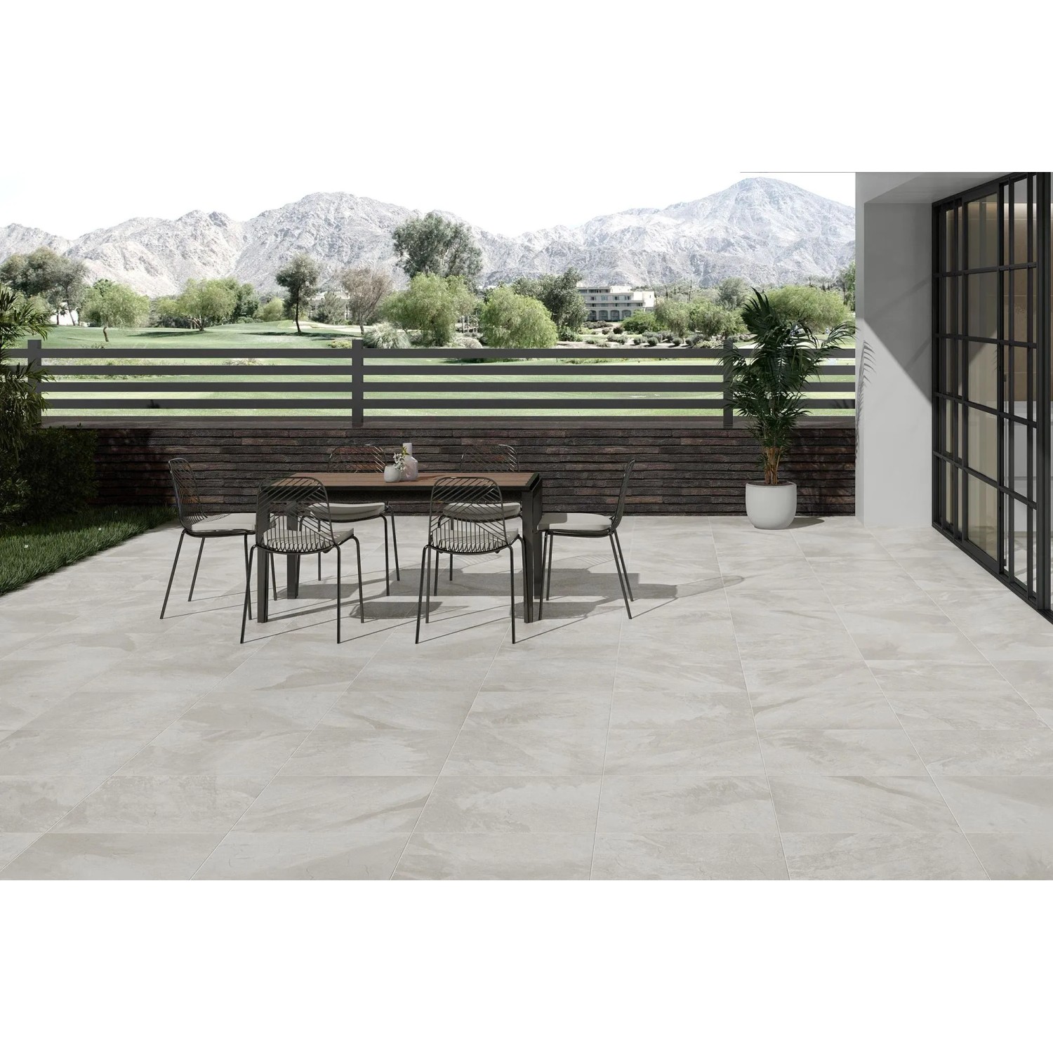 United Tile Bodenfliese Rhin, Feinsteinzeug, Blanco, matt, 60x60 cm, verlegt auf einer Terrasse mit Gartenmöbeln.