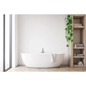 Grüne künstliche Split Philodendron Girlande (104 cm) hängt dekorativ im modernen Bad über einer Badewanne.
