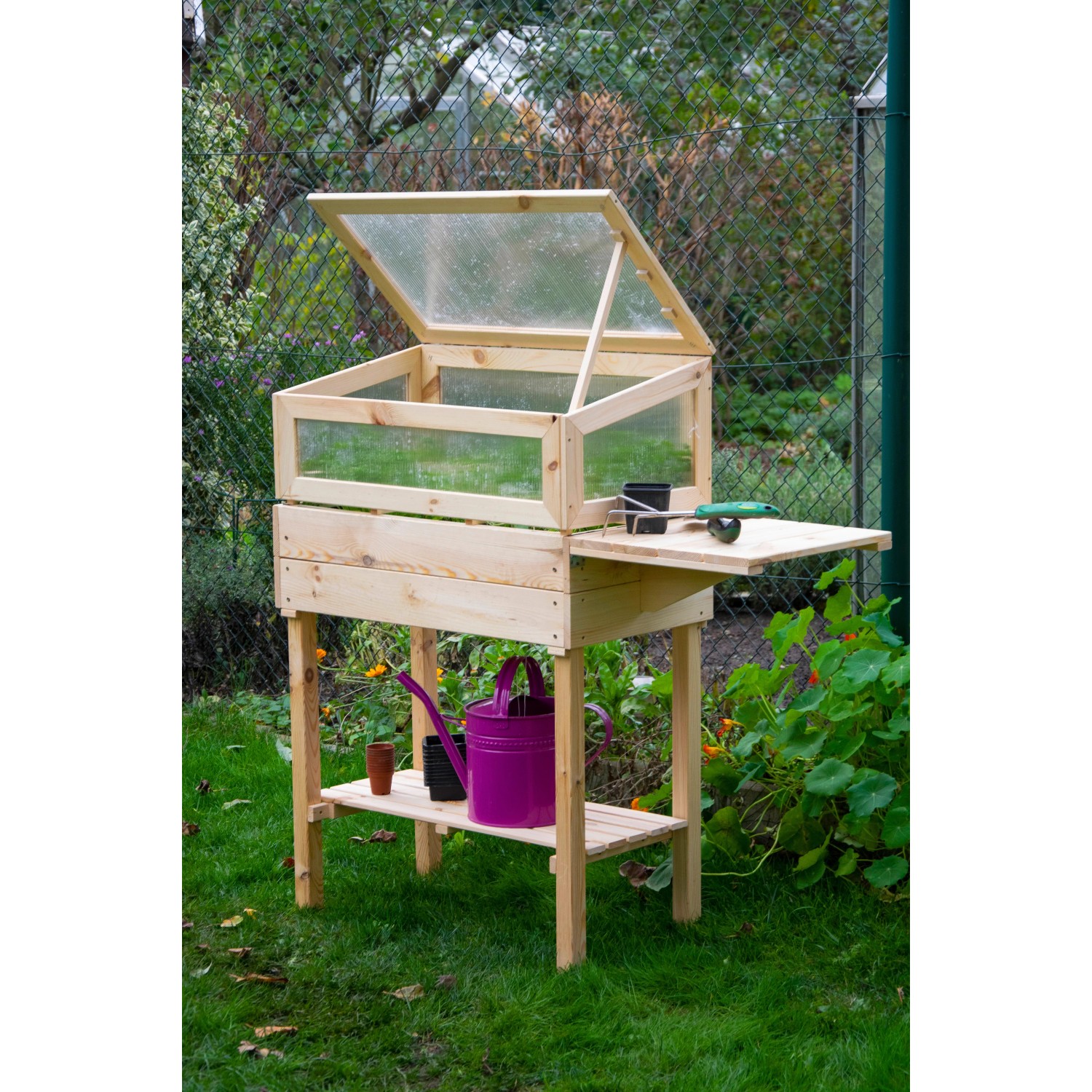 Frühbeet Tisch mit Ablage Größe M aus Holz mit Frühbeetaufsatz und Ablagefläche im Garten.