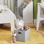 Weißes SoBuy Bücherregal mit Stoffboxen und Spielzeug im Kinderzimmer.