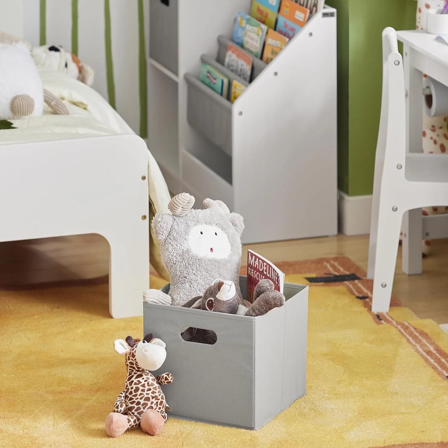 Weißes SoBuy Bücherregal mit Stoffboxen und Spielzeug im Kinderzimmer.