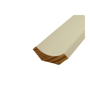 Nahaufnahme: Weiß lackierte Hohlkehlleiste aus Holz, 29x29x2400 mm.