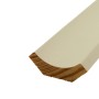 Nahaufnahme: Weiß lackierte Hohlkehlleiste aus Holz, 29x29x2400 mm.