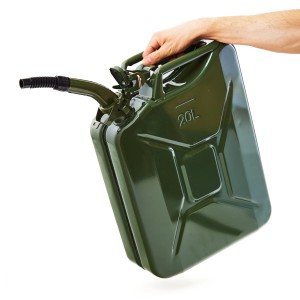 Hand hält grünen 20L BW Metall Kraftstoffkanister mit Ausgießer. Ideal für Benzin, Diesel & E10.
