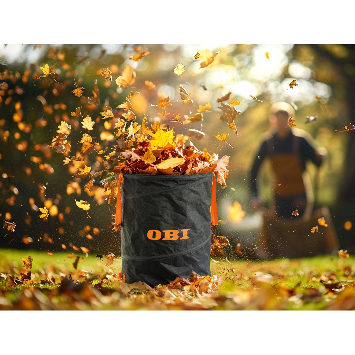 Voller OBI Gartensack Pop-Up (170 l) im herbstlichen Garten mit fallendem Laub.
