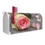 Weißer Banjado US Briefkasten mit Rosen-Motiv. Stahl, pulverbeschichtet, mit roter Fahne.
