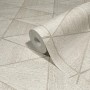Beige Vliestapete mit modernem Dreiecksmuster von Marburg, Rolle teilweise aufgerollt.