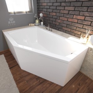 Weiße Bad Land Eckbadewanne SELENA 150x90 mit Acrylschürze und Ablaufgarnitur im Badezimmer.