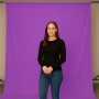 Walimex Stoffhintergrund Signalviolett, 2,85x6m Baumwolle. Model vor lila Foto Hintergrund für Studio.