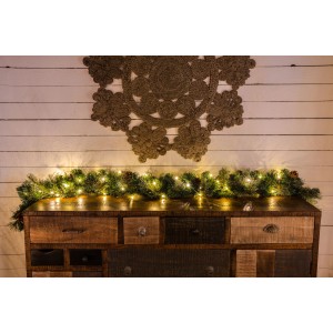 Bernsteinfarbene LED Tropfen Lichterkette (100 LEDs) auf silberfarbenem Draht für den Innenbereich.