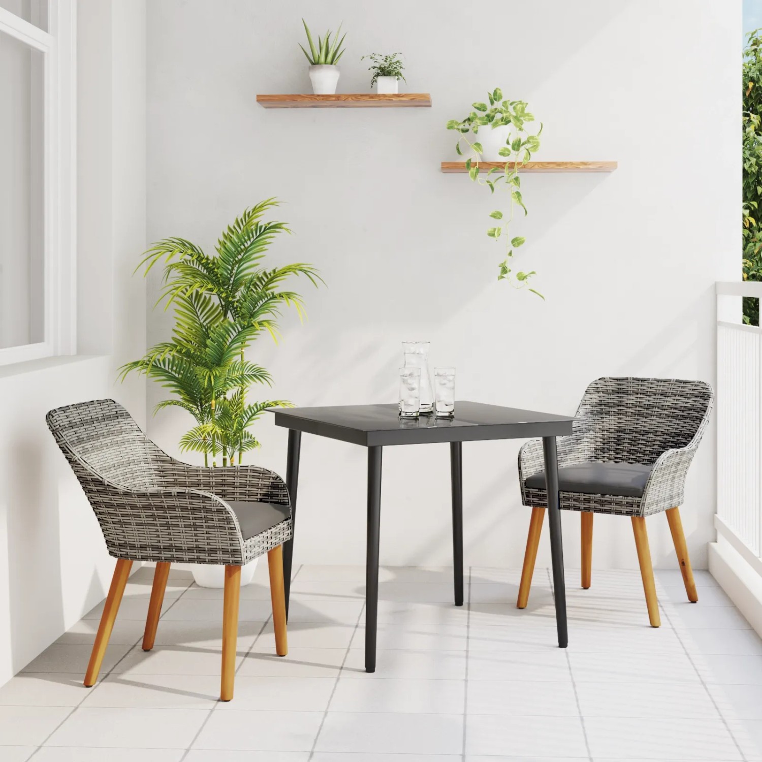3-teiliges Garten Essset aus grauem Poly Rattan mit Tisch und zwei Stühlen.