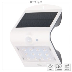 Weiße LED Solar-Außenleuchte mit Sensor, 220 Lumen, für Wandmontage.