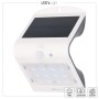Weiße LED Solar-Außenleuchte mit Sensor, 220 Lumen, für Wandmontage.