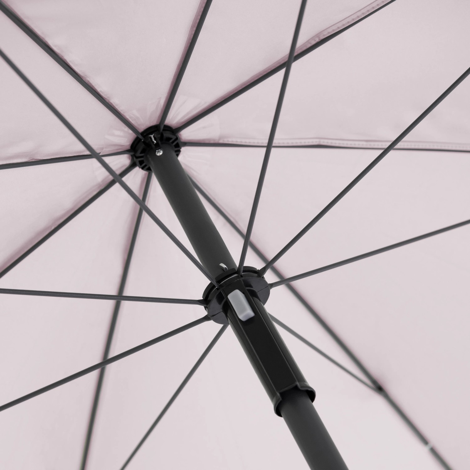 Detailaufnahme: Pinker Derby Marktschirm COMO, Ø 165 cm, Blick von unten auf Mechanik und Streben.