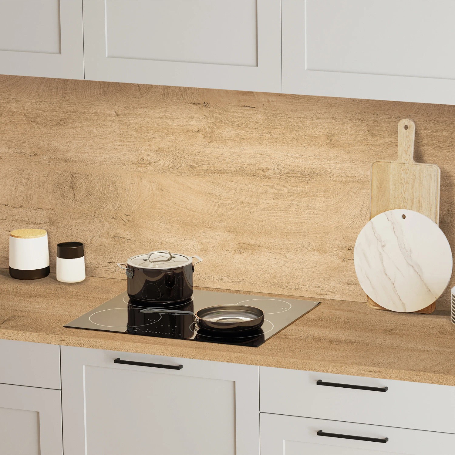 Küchenszene mit Kaindl Arbeitsplatte Eiche Endgrain Classic, Holzmuster, Kochfeld und Zubehör.