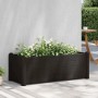 Anthrazitfarbenes Furnicato Garten-Hochbeet aus PP, 100x43x35 cm, bepflanzt mit weißen Blüten.