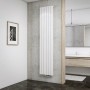 Schulter Design-Heizkörper Aachen, alpinweißer Heizkörper mit Mittelanschluss im Badezimmer.