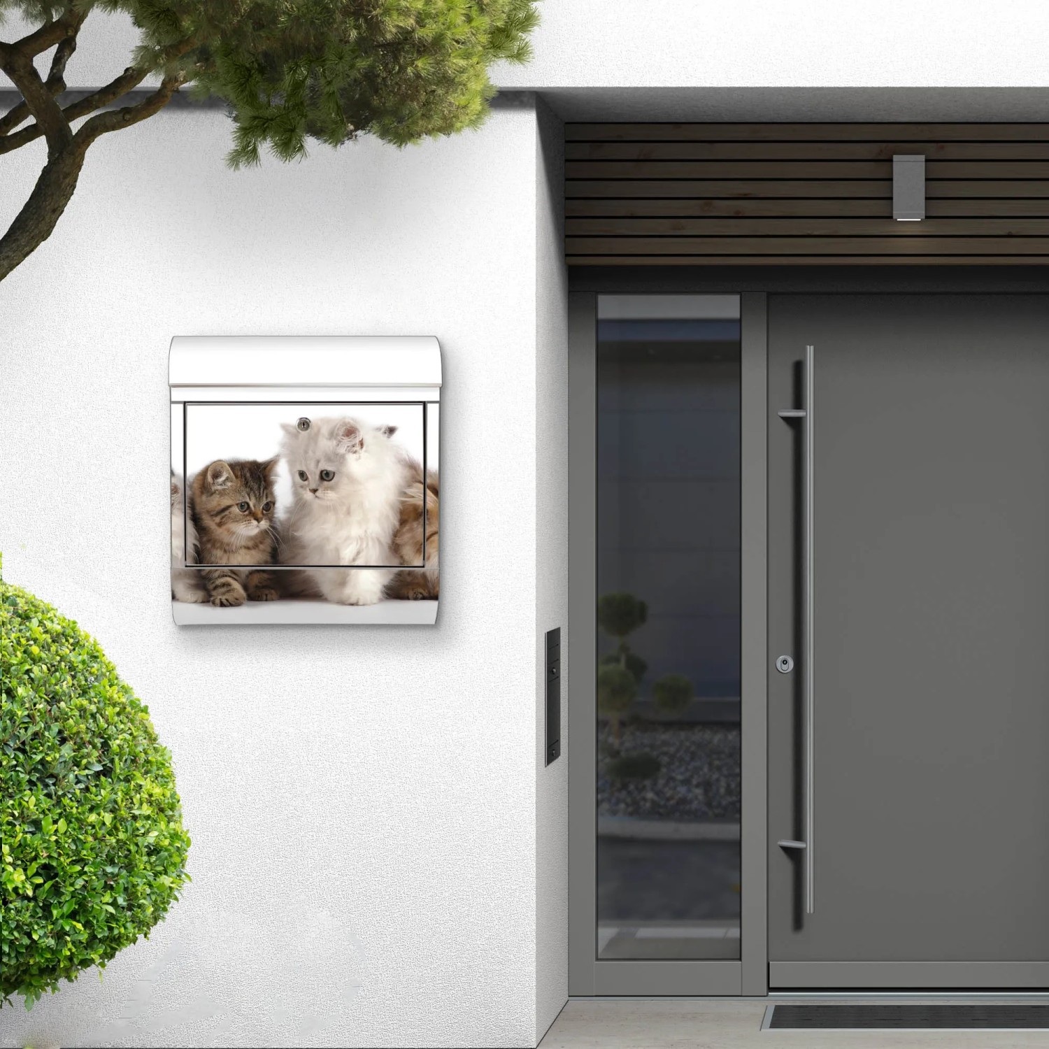 Edelstahl Briefkasten mit Katzen Motiv und Zeitungsfach, montiert an einer weißen Hauswand.
