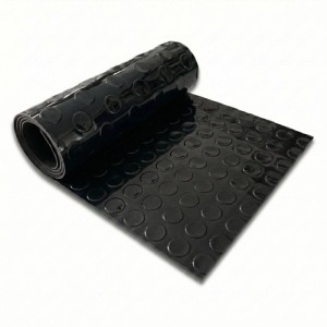 Schwarzer, rutschfester PVC-Bodenbelag mit Coin-Struktur, 110x300cm, als Rollenware.