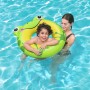 Kind mit Bestway Schwimmring im Froschdesign im Pool, unterstützt von einer Frau. Badespaß für Kinder.
