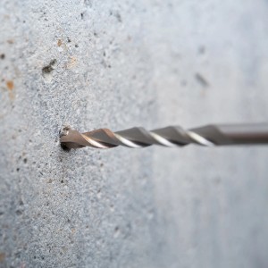 LUX Hammerbohrer SDS-Plus bohrt Loch in Betonwand. 6 mm Durchmesser.